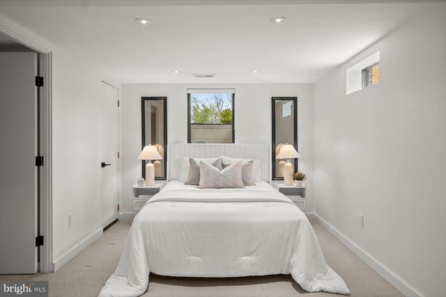 3004 N UNDERWOOD ST, Arlington, VA 22213