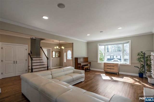 33 Country Club Road, Tenafly, NJ 07670