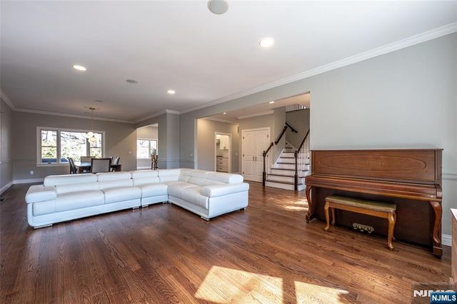 33 Country Club Road, Tenafly, NJ 07670