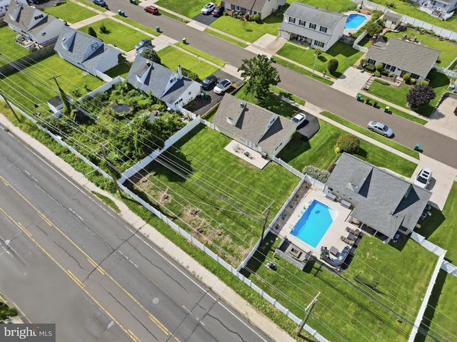 181 LOWER ORCHARD DR, Levittown, PA 19056