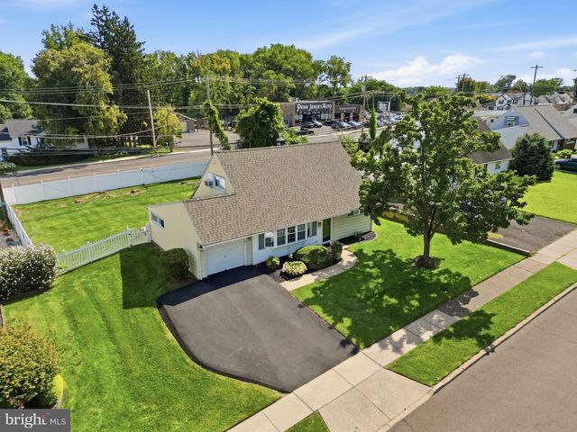 181 LOWER ORCHARD DR, Levittown, PA 19056