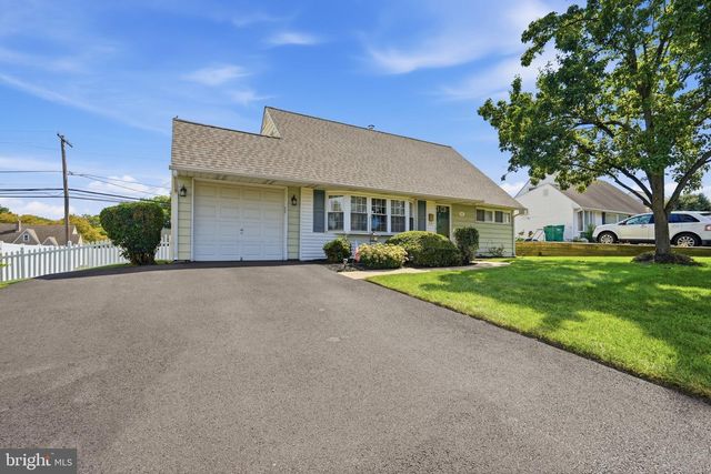 181 LOWER ORCHARD DR, Levittown, PA 19056