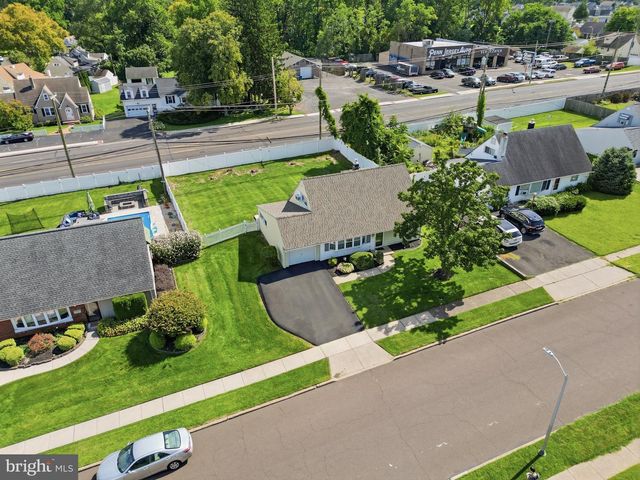 181 LOWER ORCHARD DR, Levittown, PA 19056