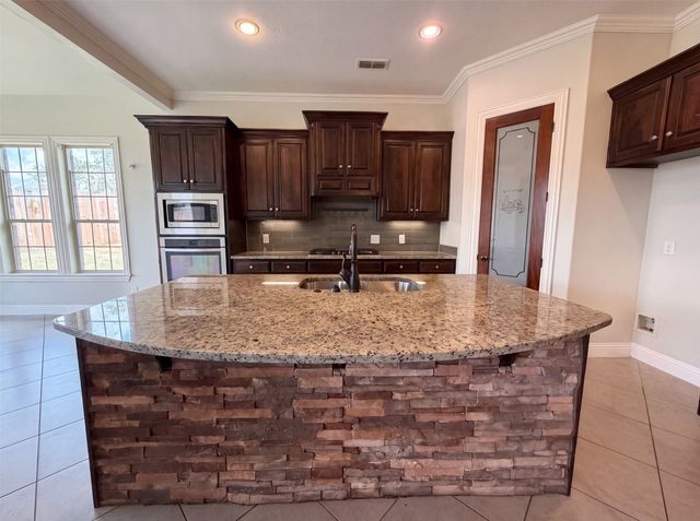 400 Blue Star Court, Burleson, TX 76028