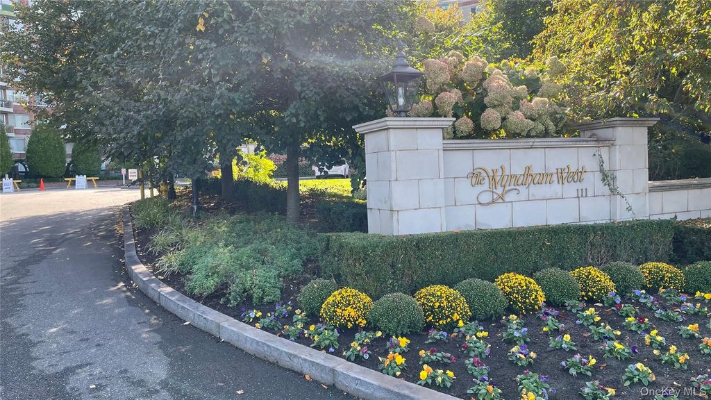 111 Cherry Valley Avenue 702 W, Garden City, NY 11530 — exterior