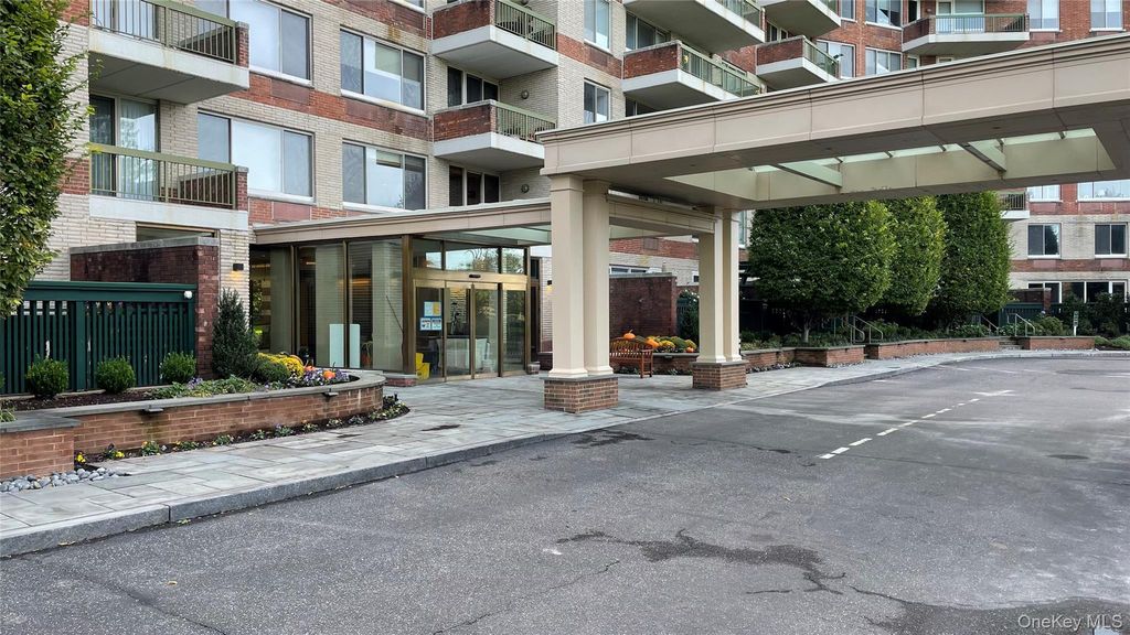 111 Cherry Valley Avenue 702 W, Garden City, NY 11530 — photo 2