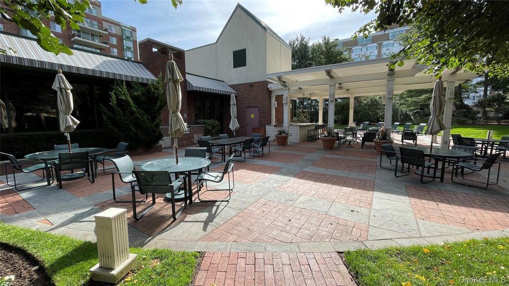 111 Cherry Valley Avenue 702 W, Garden City, NY 11530 — photo 3