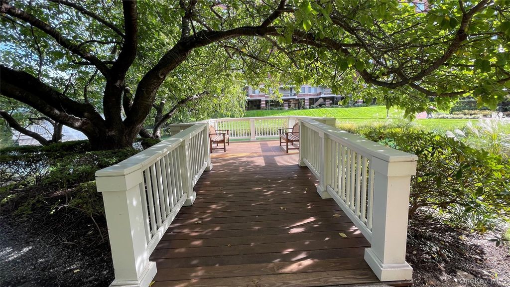 111 Cherry Valley Avenue 702 W, Garden City, NY 11530 — photo 4