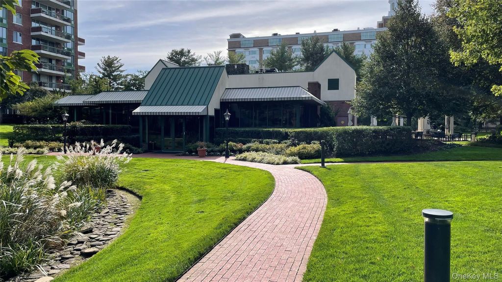 111 Cherry Valley Avenue 702 W, Garden City, NY 11530 — photo 5