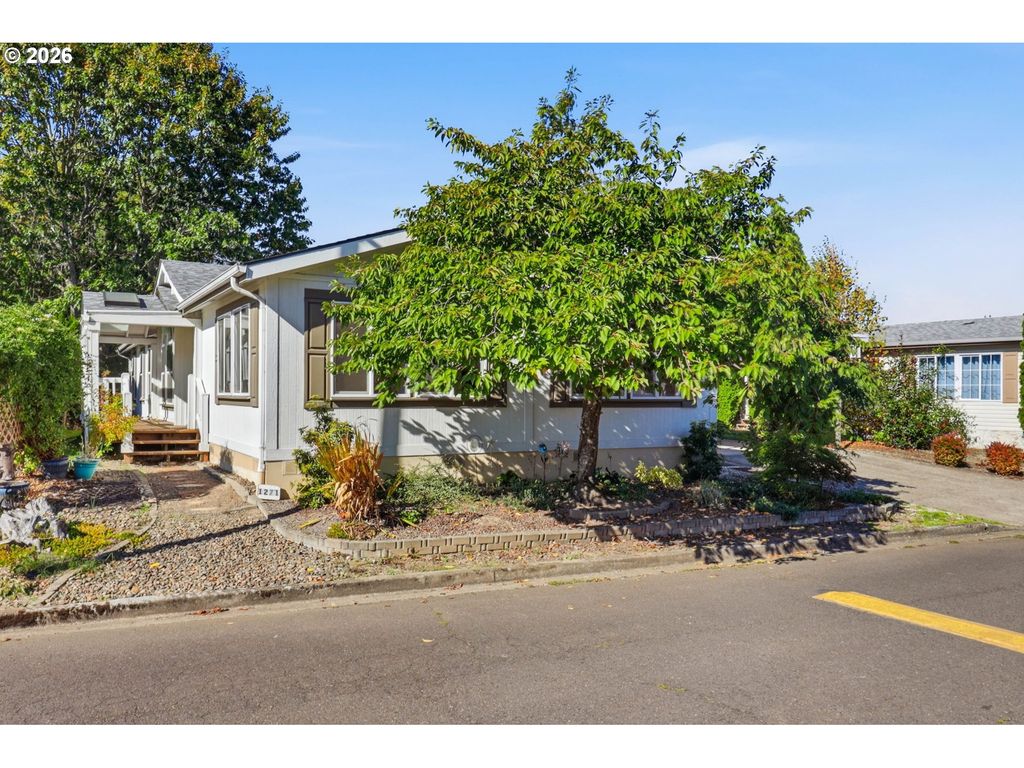 Image 1 of property listing at 1271 Sw PHYLLIS Dr, Mc Minnville, OR 97128