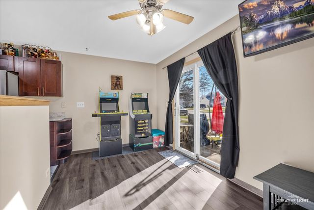 746 Fieldcrest Drive B, South Elgin, IL 60177