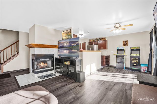 746 Fieldcrest Drive B, South Elgin, IL 60177