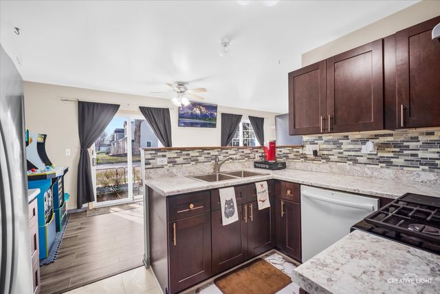 746 Fieldcrest Drive B, South Elgin, IL 60177