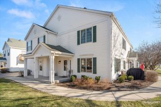 746 Fieldcrest Drive B, South Elgin, IL 60177