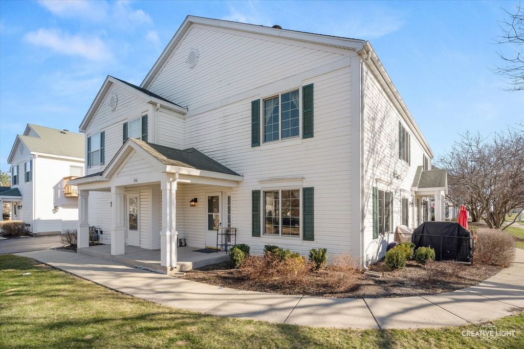746 Fieldcrest Drive B, South Elgin, IL 60177