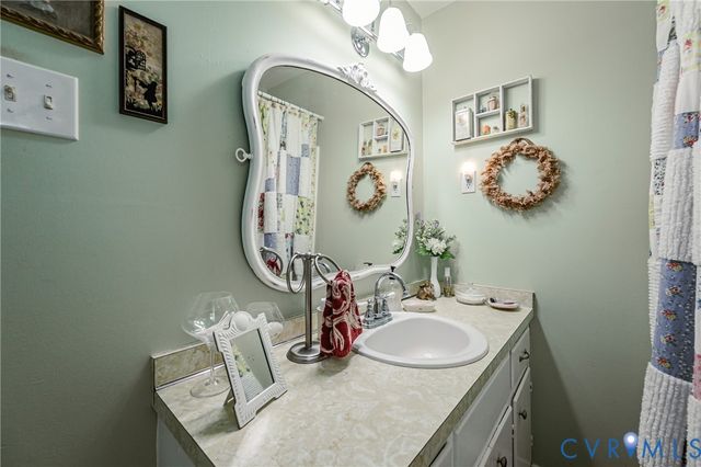 8225 Old Roxbury Rd, Quinton, VA 23141