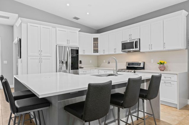 717 NE 22nd Dr, Wilton Manors, FL 33305