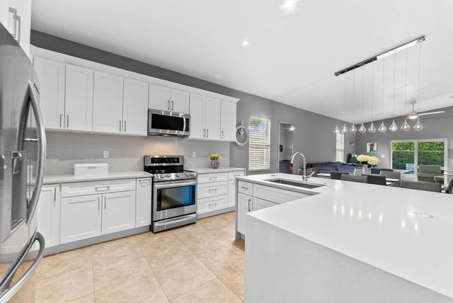 717 NE 22nd Dr, Wilton Manors, FL 33305