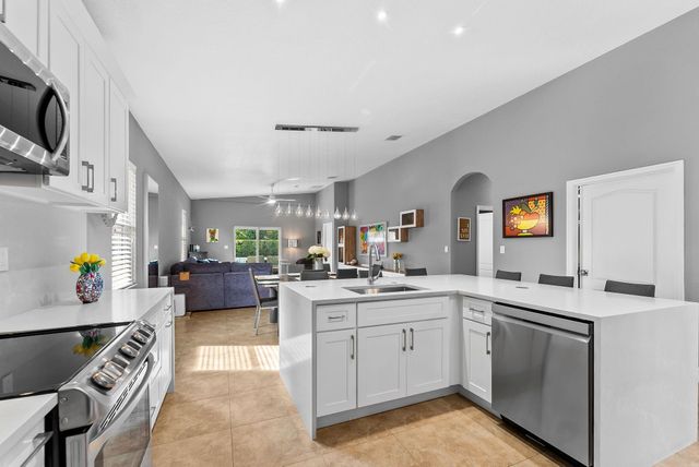 717 NE 22nd Dr, Wilton Manors, FL 33305