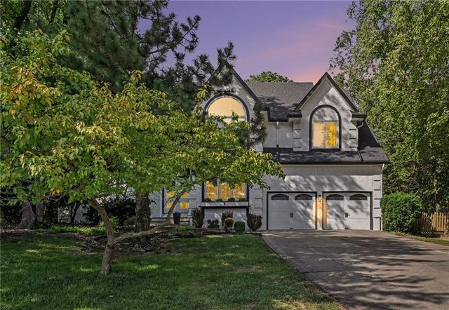 8225 NW Weatherby Drive, Weatherby Lake, MO 64152