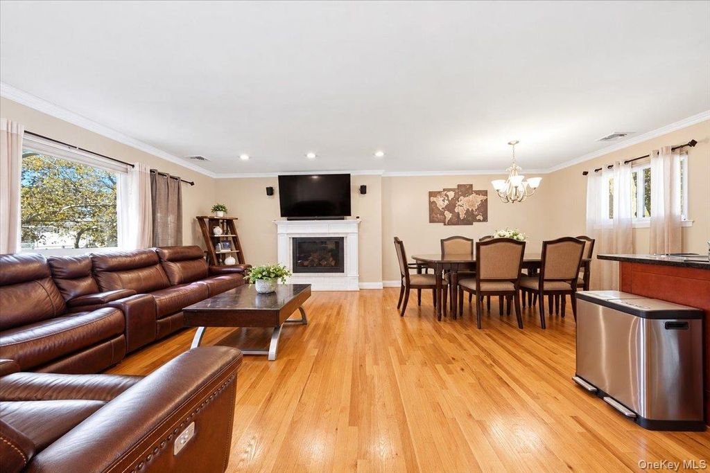 34 Frostfield Place, Melville, NY 11747 — photo 3