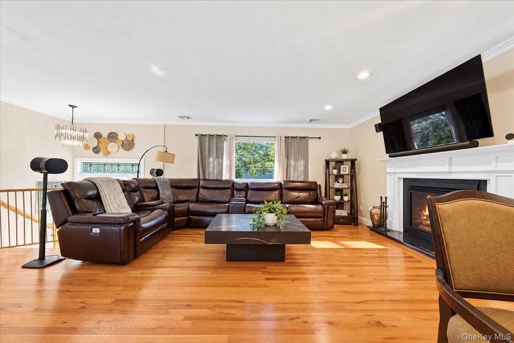 34 Frostfield Place, Melville, NY 11747 — photo 5