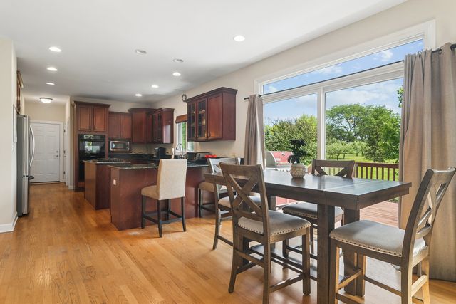 175 Clover Hill Lane, North Barrington, IL 60010