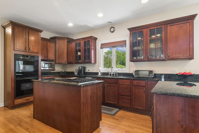 175 Clover Hill Lane, North Barrington, IL 60010