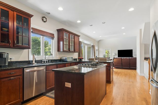 175 Clover Hill Lane, North Barrington, IL 60010
