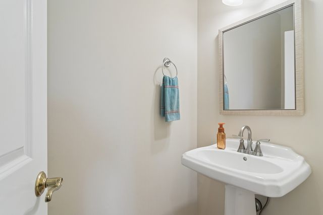 175 Clover Hill Lane, North Barrington, IL 60010