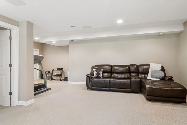 175 Clover Hill Lane, North Barrington, IL 60010