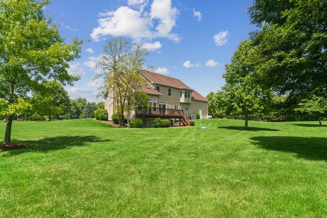 175 Clover Hill Lane, North Barrington, IL 60010