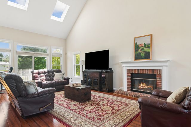 175 Clover Hill Lane, North Barrington, IL 60010