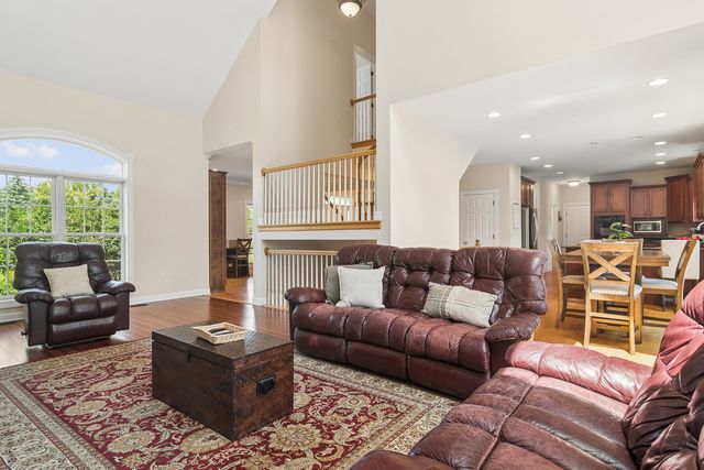 175 Clover Hill Lane, North Barrington, IL 60010