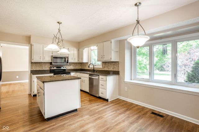 1030 Maxwell Lane, Zionsville, IN 46077