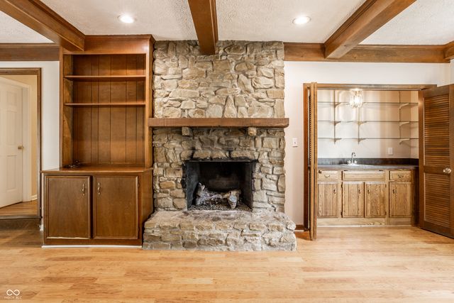 1030 Maxwell Lane, Zionsville, IN 46077