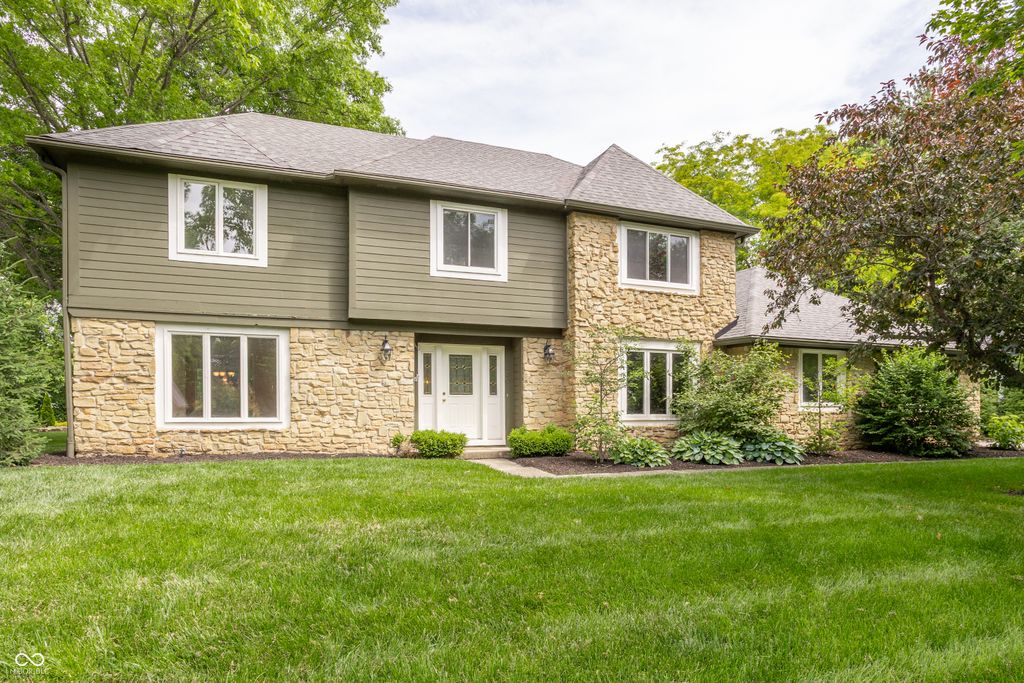 1030 Maxwell Lane, Zionsville, IN 46077