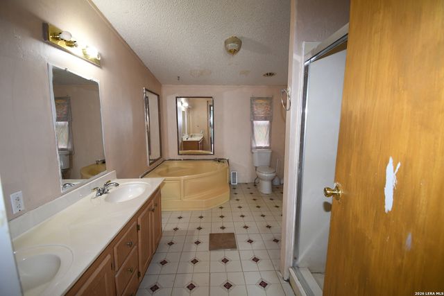 517 CORLEY DR, Devine, TX 78016