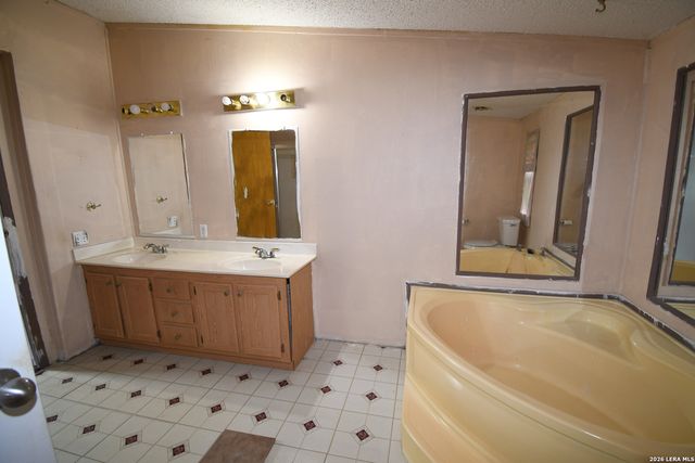 517 CORLEY DR, Devine, TX 78016