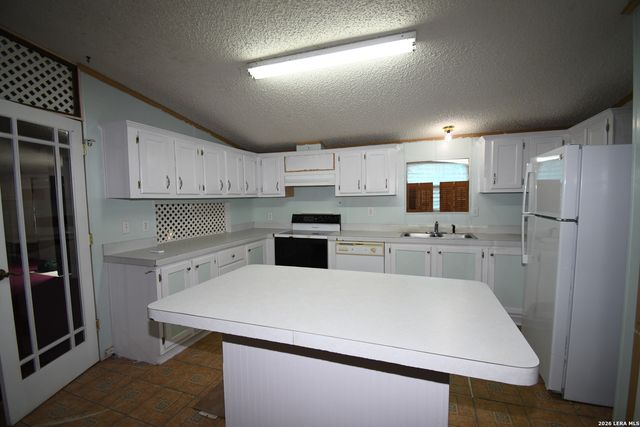 517 CORLEY DR, Devine, TX 78016