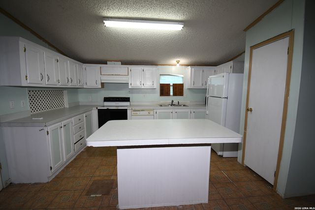 517 CORLEY DR, Devine, TX 78016