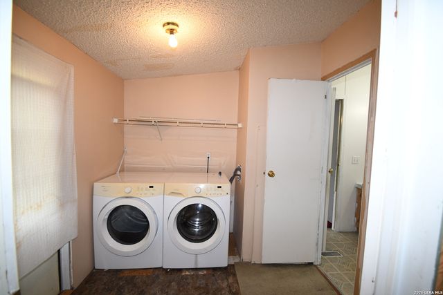 517 CORLEY DR, Devine, TX 78016