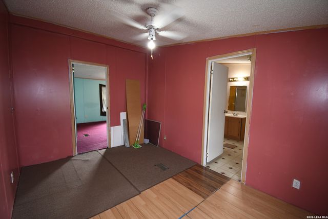517 CORLEY DR, Devine, TX 78016