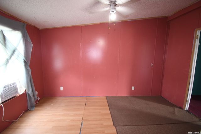 517 CORLEY DR, Devine, TX 78016