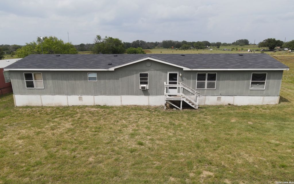 517 CORLEY DR, Devine, TX 78016