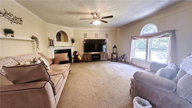 440 Chapeldale Dr, Upper Burrell, PA 15613