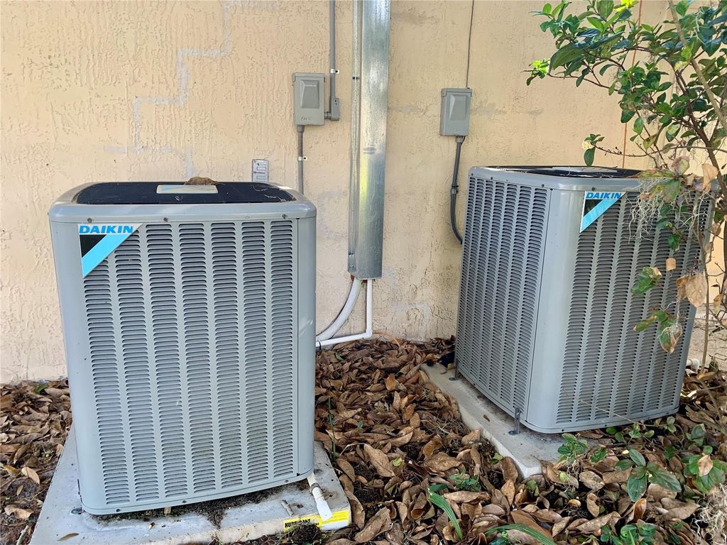 Image 25 of property listing at 31928 HARRIS ROAD, Tavares, FL 32778