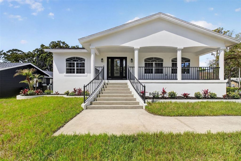 Image 3 of property listing at 1002 OAKDALE STREET, Windermere, FL 34786