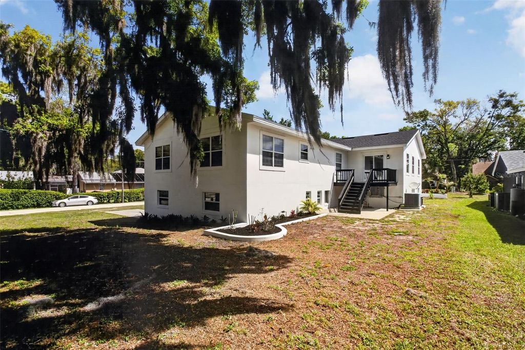 Image 4 of property listing at 1002 OAKDALE STREET, Windermere, FL 34786
