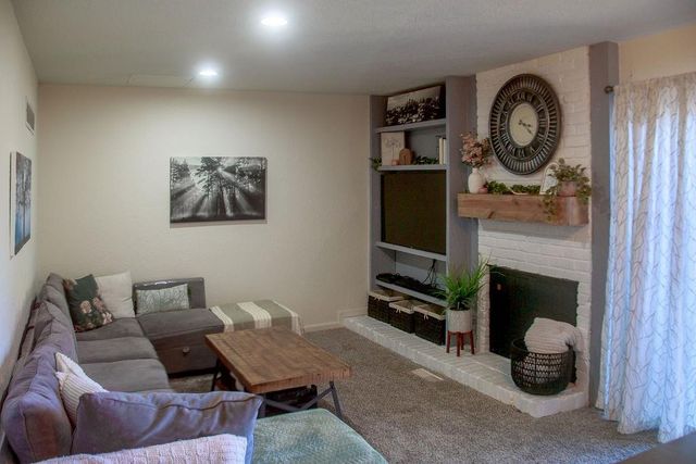 5984 N Kansas Avenue, Gladstone, MO 64119